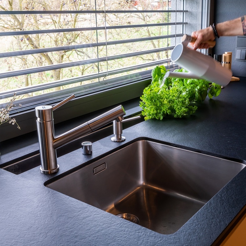 luxusní kuchyně se dřezem se spodní montáží