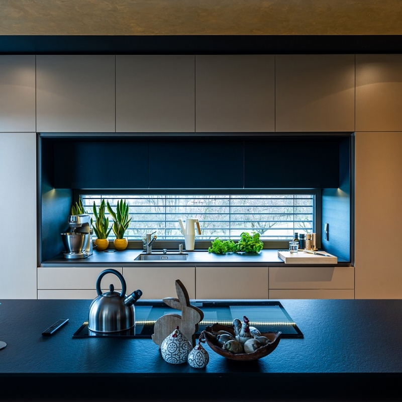 luxusní kuchyně s kompaktní pracovní deskou