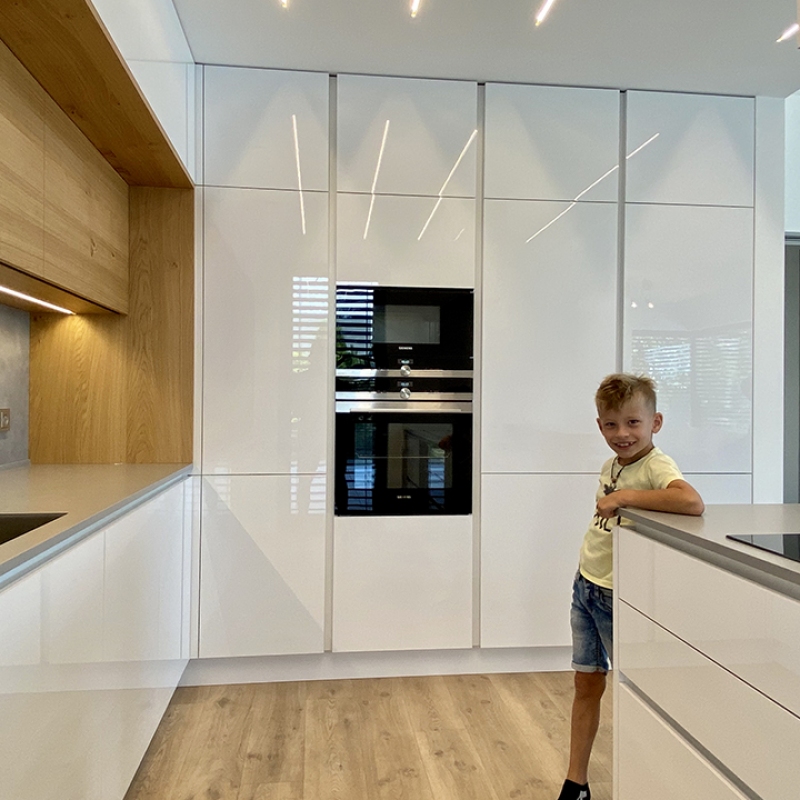 kuchyně v bílém lesku