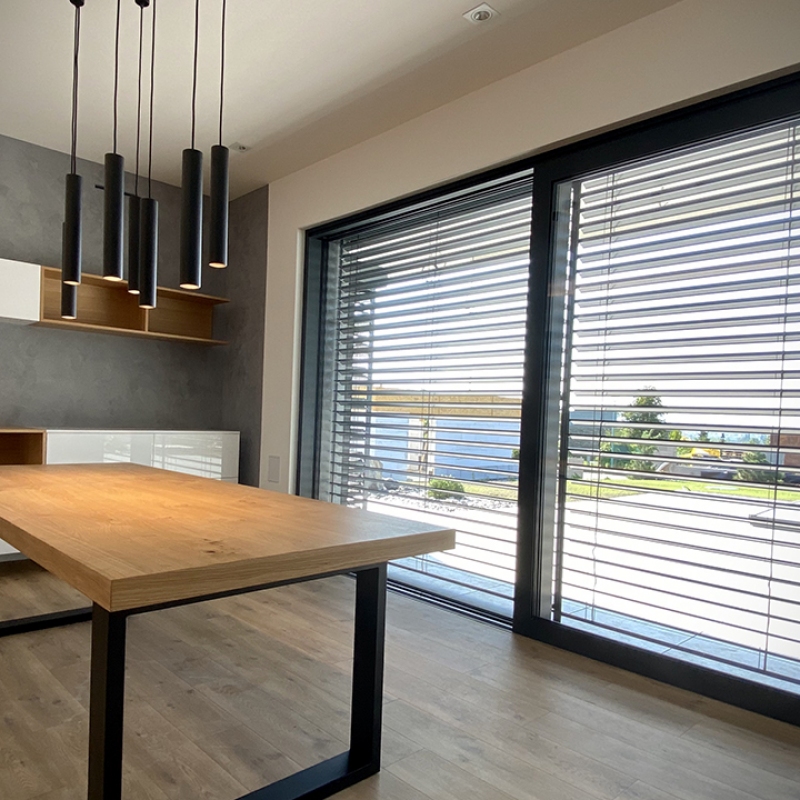 kuchyně s velkým jídelním stolem