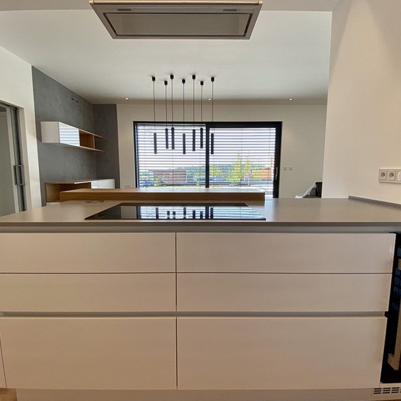 kuchyně s vinotékou