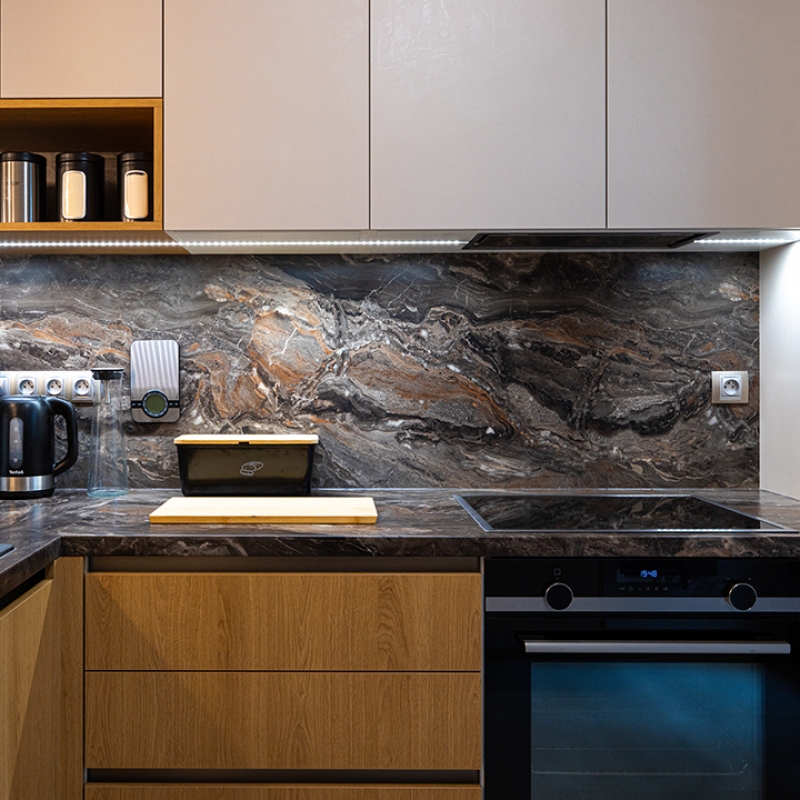 kuchyně s imitací mramoru