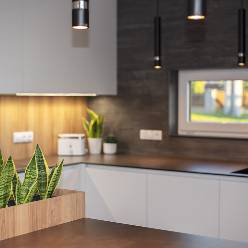 kuchyně s tmavou kompaktní deskou