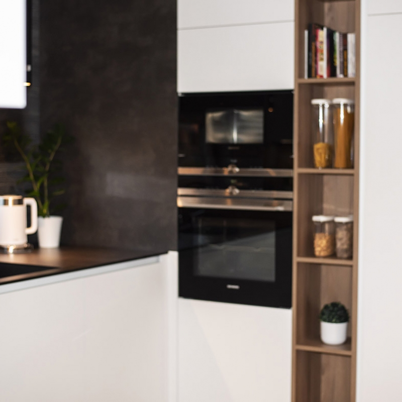 kuchyně s vysokou policí