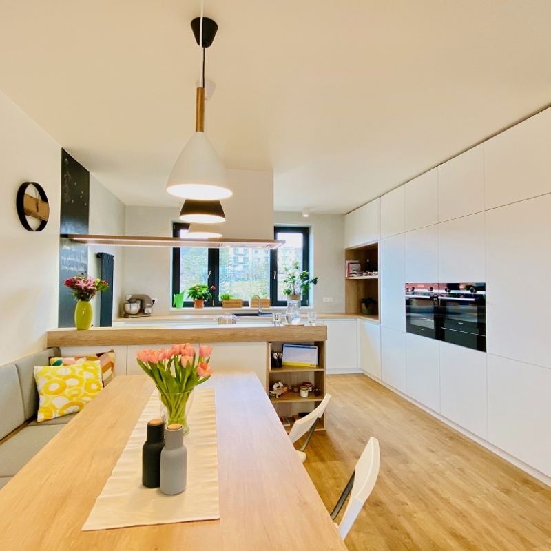 kuchyně s jídelnou a lavicí