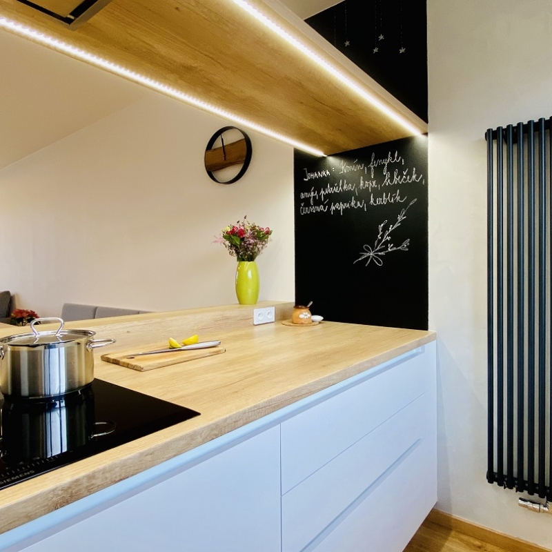 kuchyně s osvětleným ostrůvkem