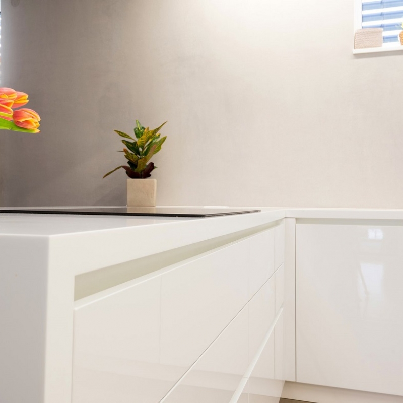 kuchyně se světlou stěrkou