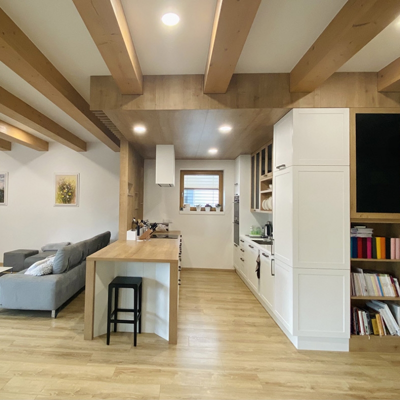 kuchyně bílá se dřevem