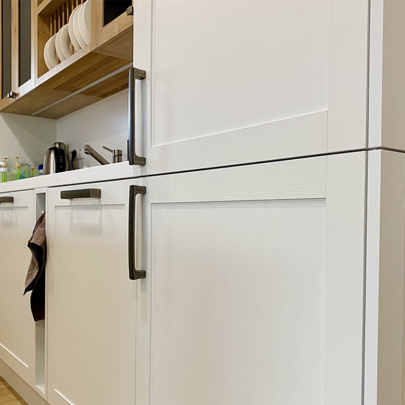 kuchyně s černými úchytky