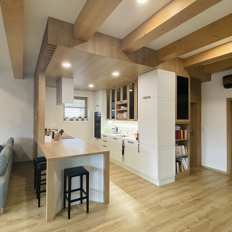 kuchyně s dřevěným podhledem