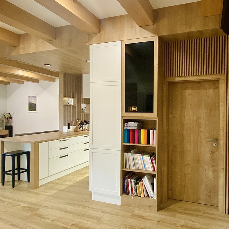 kuchyně s knihovnou