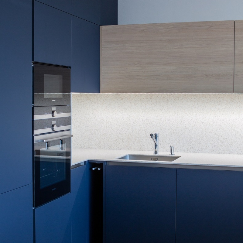 kuchyně s výsuvem pro utěrku