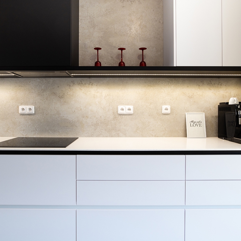 kuchyně se zástěnou v betonu