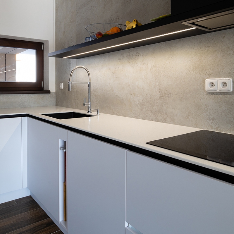 kuchyně s černou policí