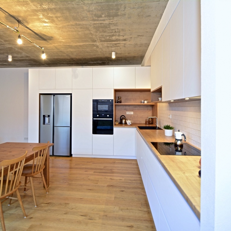 kuchyně s dřevěnou pracovní deskou