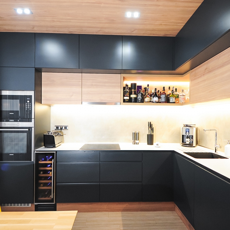 antracitová kuchyně