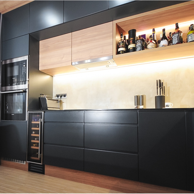 kuchyně s vinotékou