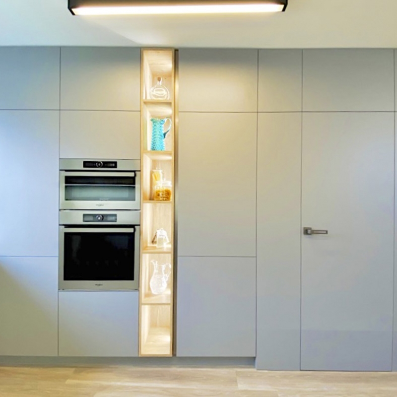 kuchyně s osvětlenou nikou