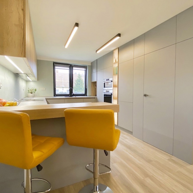 kuchyně s barovými židlemi