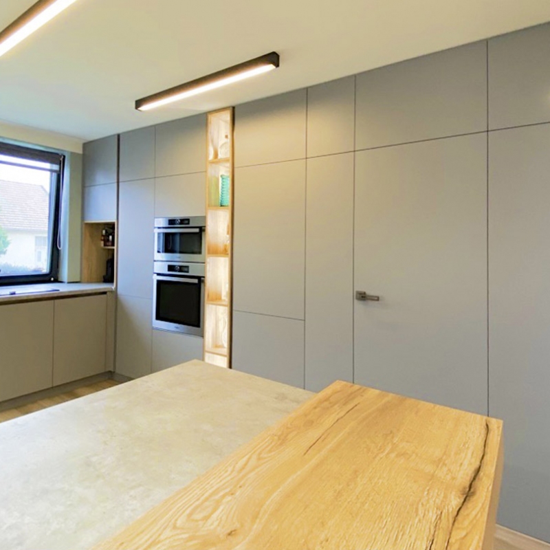 kuchyně s vysokými skříněmi