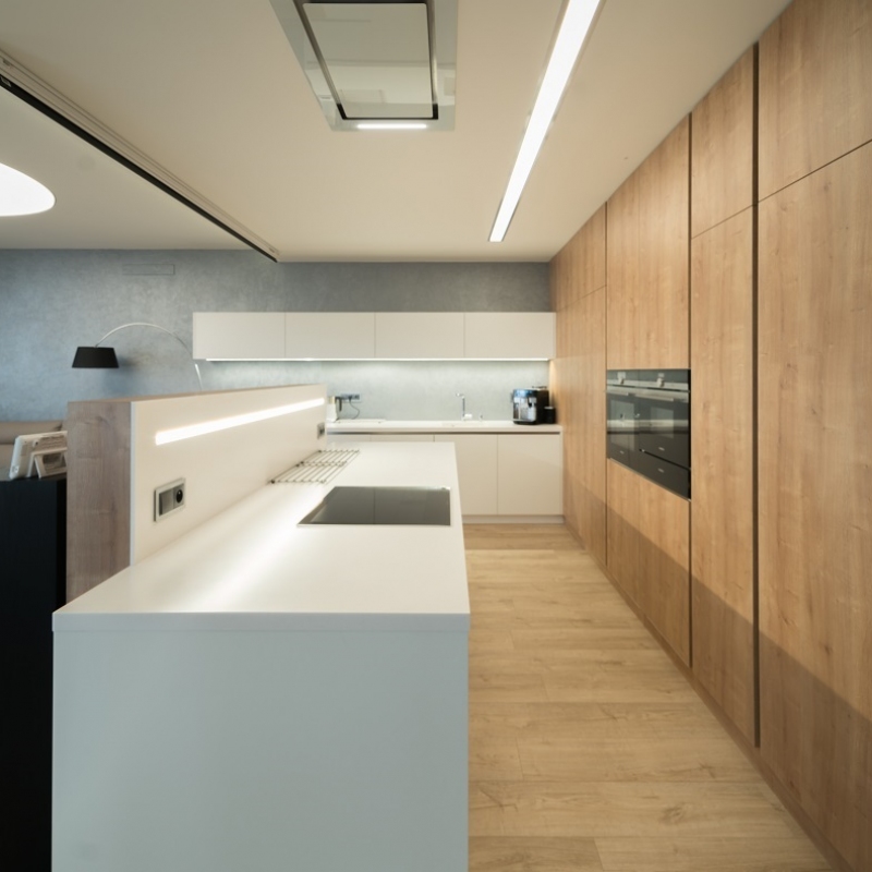 kuchyně se stropním odsavačem