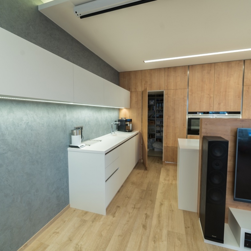 kuchyně s vysokými skříněmi