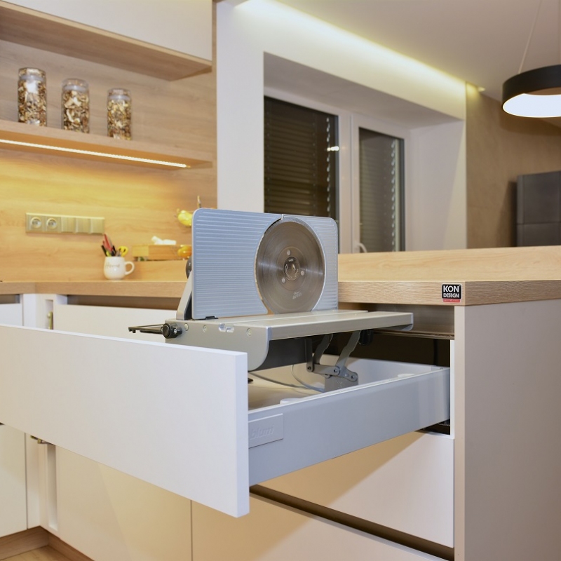 kuchyně se zabudovaným kráječem