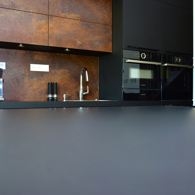 kuchyně s černými spotřebiči