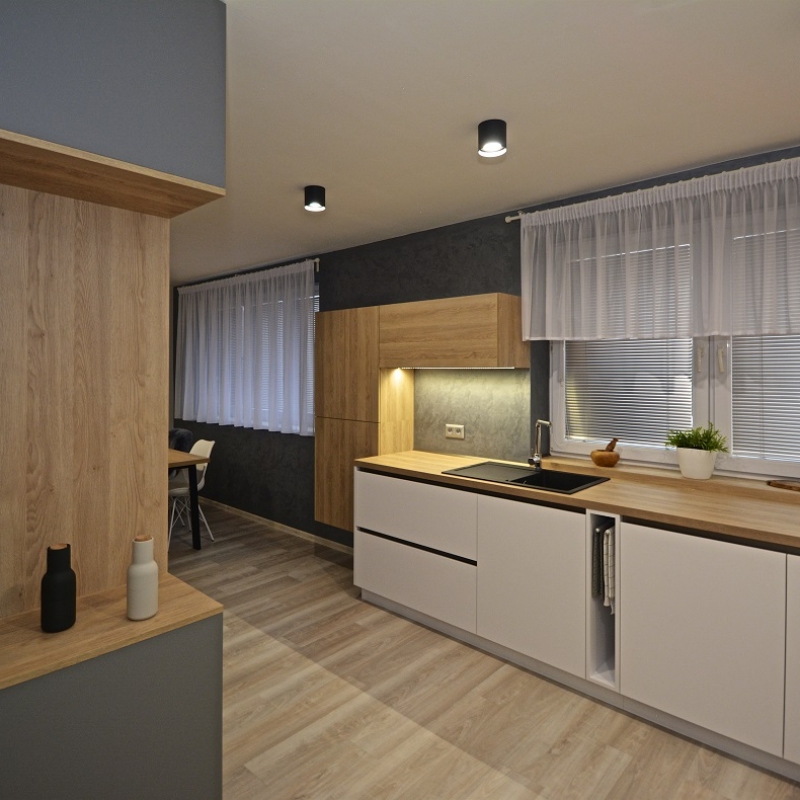 kuchyně s dubovou pracovní deskou