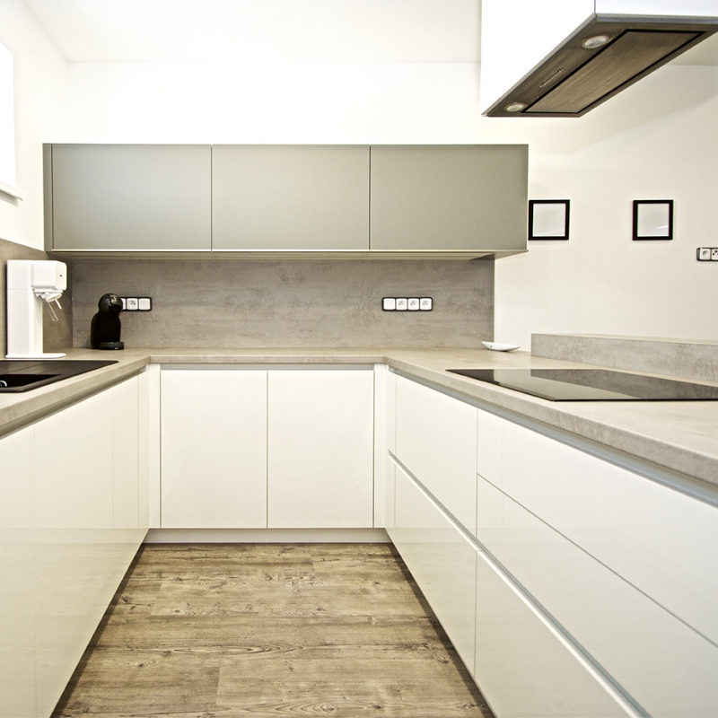 kuchyně šedobílá