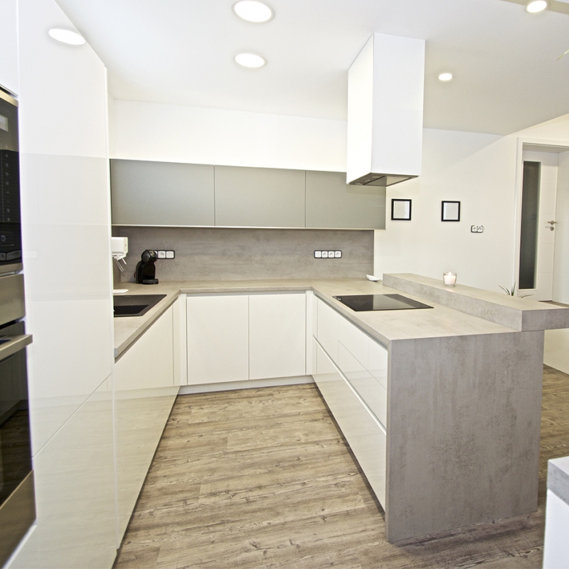 kuchyně s ostrůvkovým odsavačem