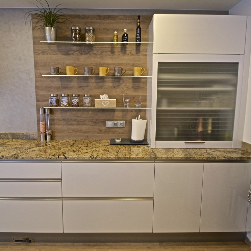 kuchyně se skleněnou roletou