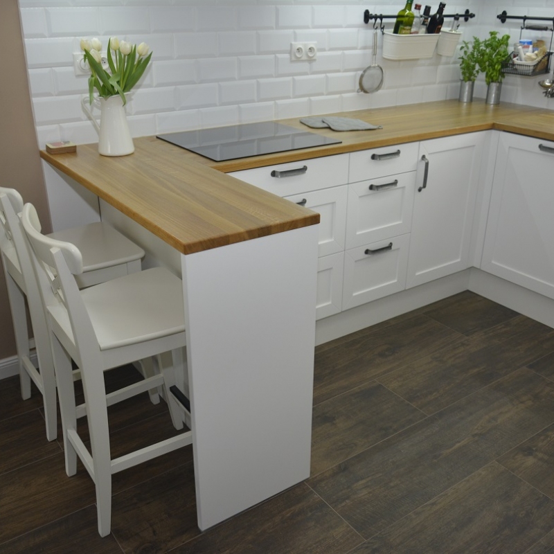 kuchyně s bílým obkladem