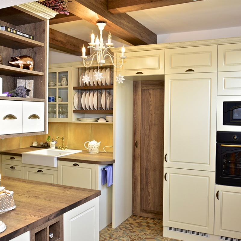 kuchyně s rustikálními spotřebiči