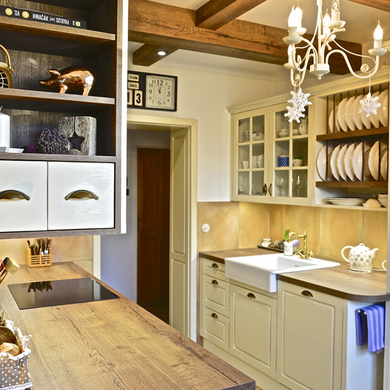 kuchyně s keramickým dřezem