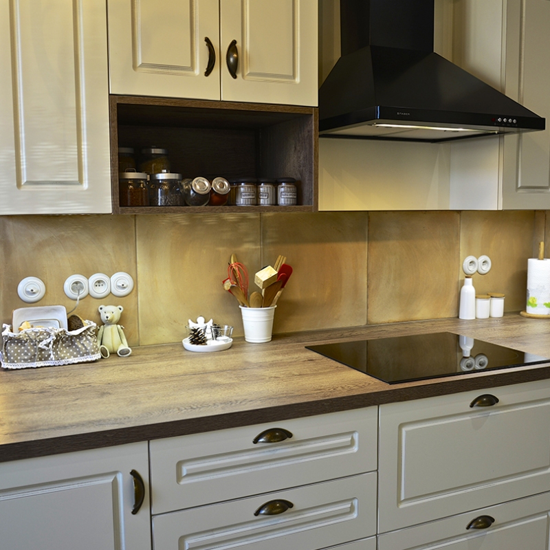 kuchyně s černým odsavačem