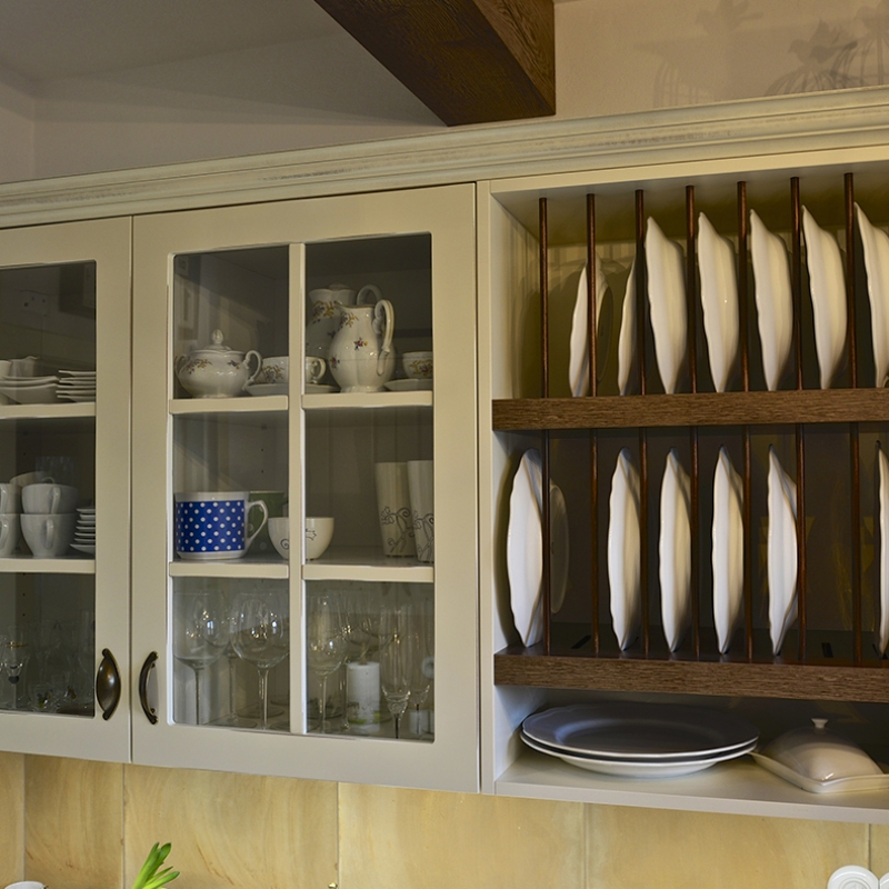 kuchyně s prosklenou skříňkou