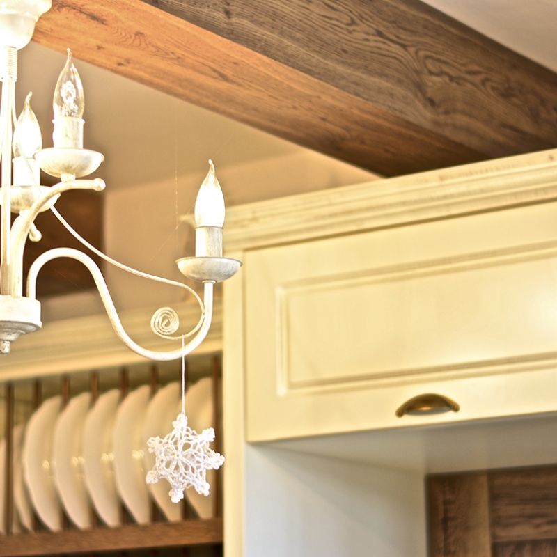 kuchyně s patinovanou římsou