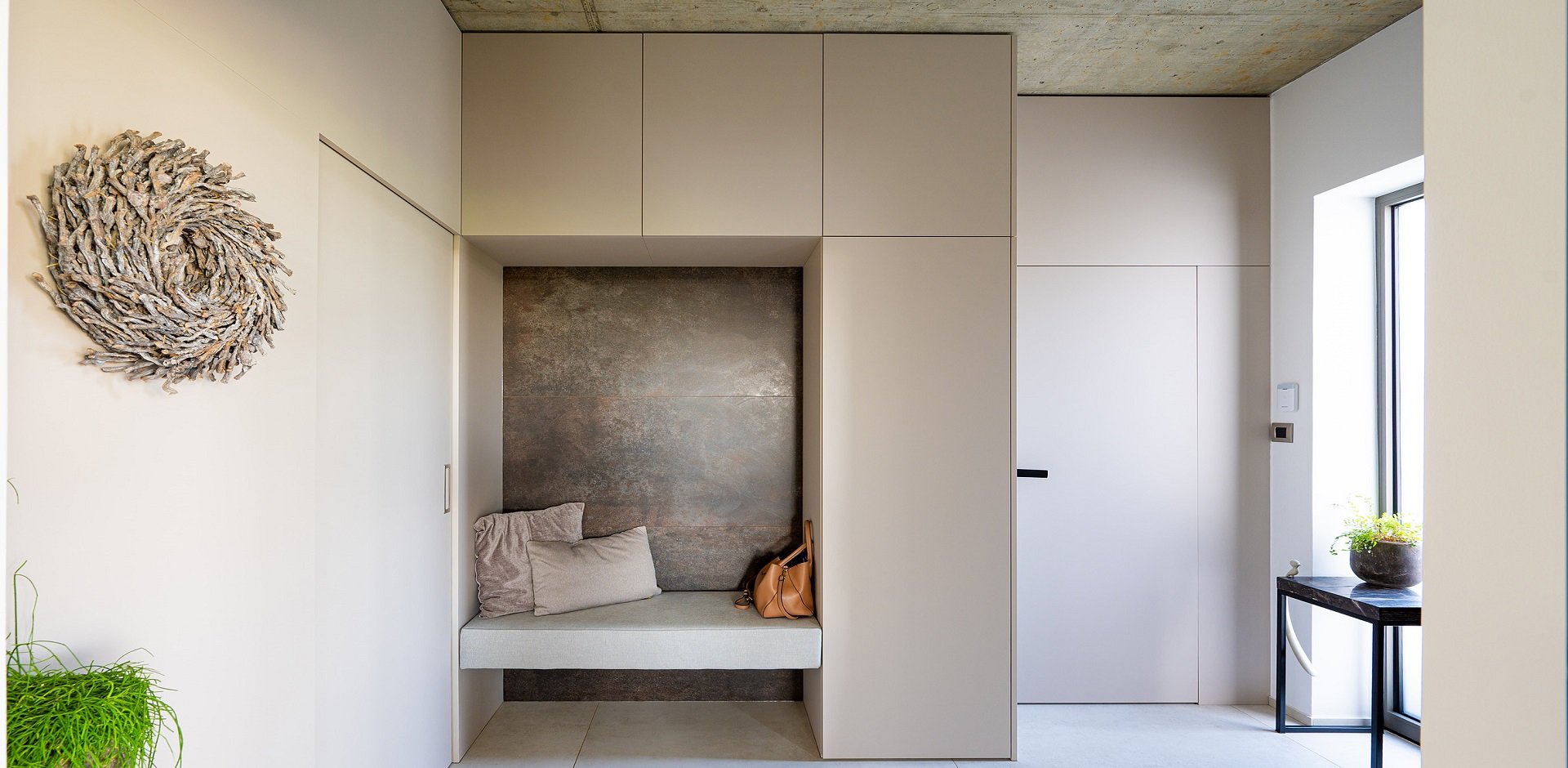 Předsíň s betonovým stropem - 1