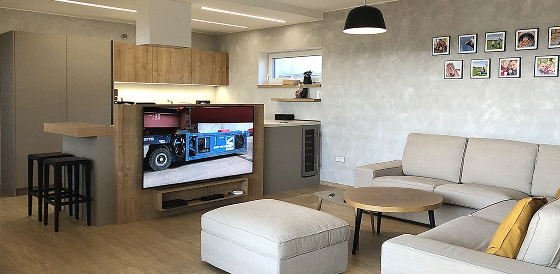 Obývací pokoj s knihovnou a barem - 1