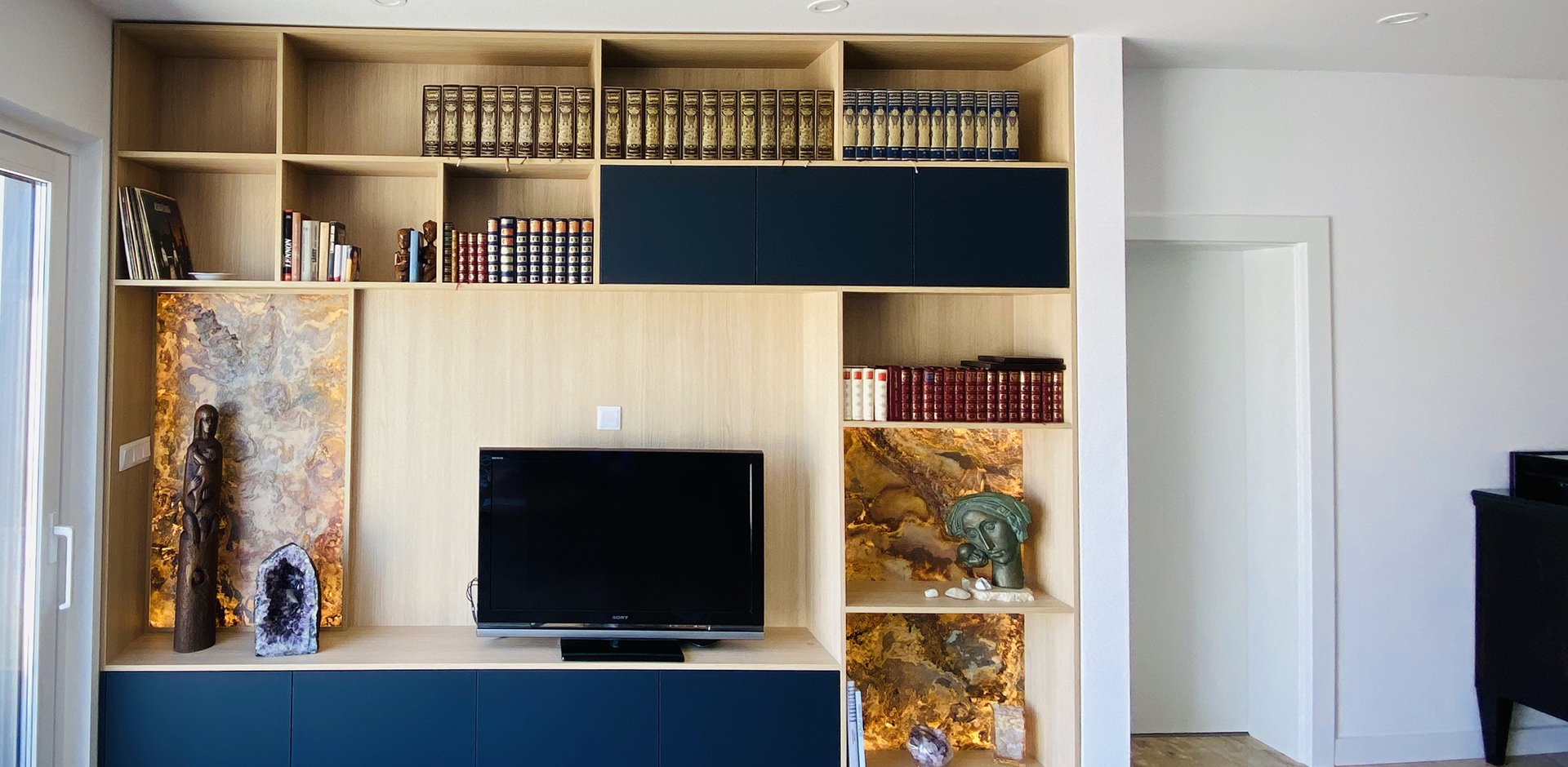 Obývací pokoj s kamennou dýhou - 1