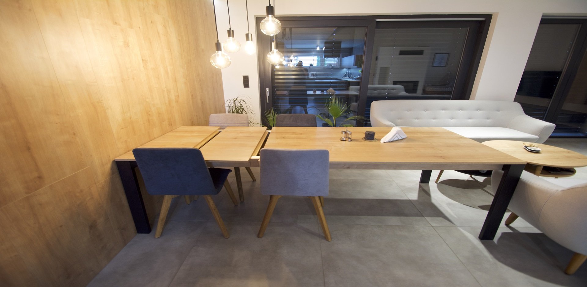 Jídelna s rozkládacím stolem - 1