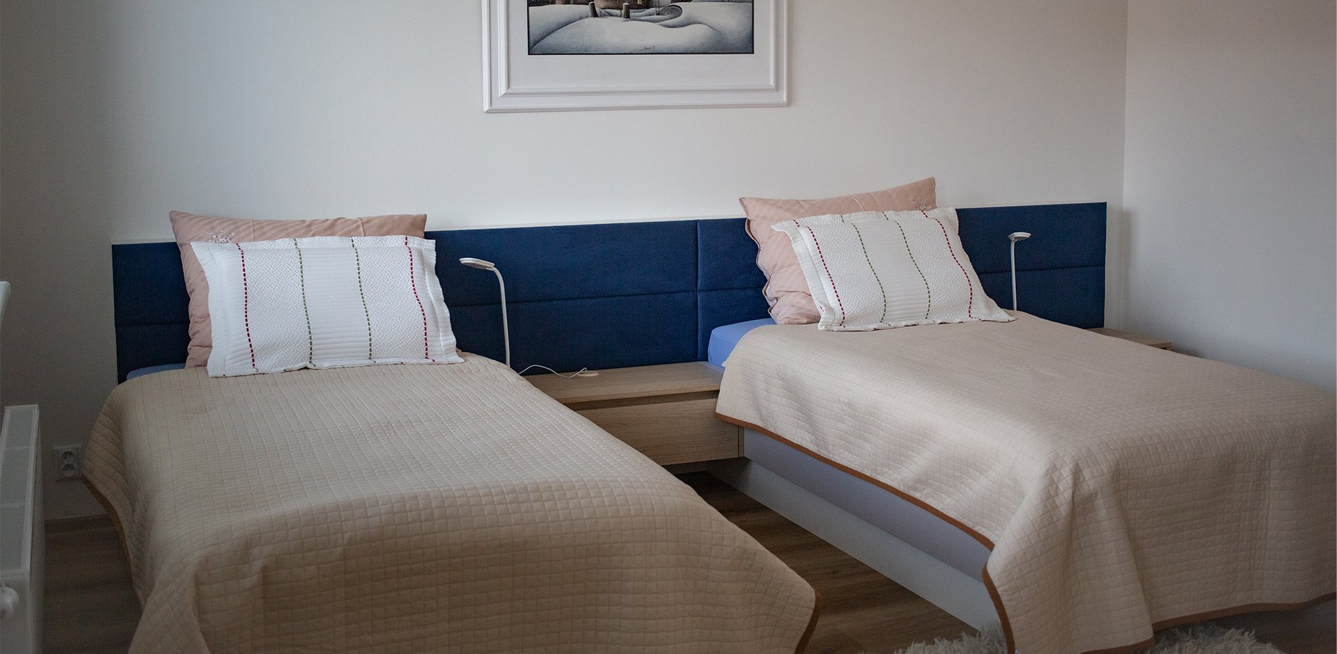 Ložnice s modrým čalouněním - 2