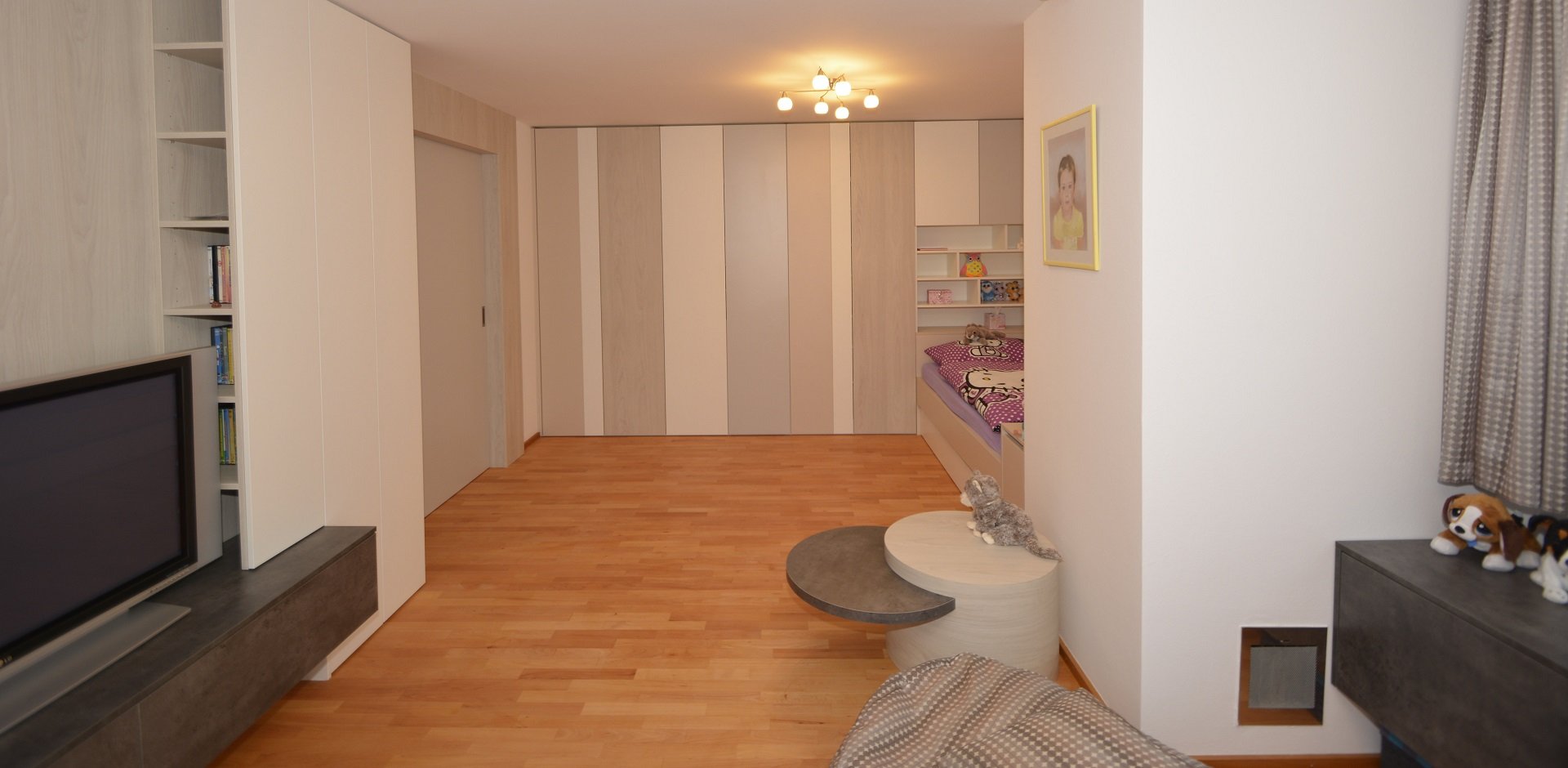 Dětský pokoj s velkým psacím stolem - 2