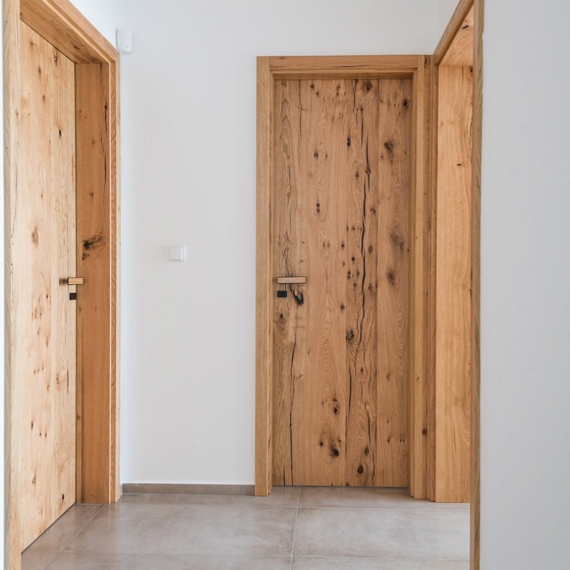 dvere-z-praskaneho-dubu2.jpg