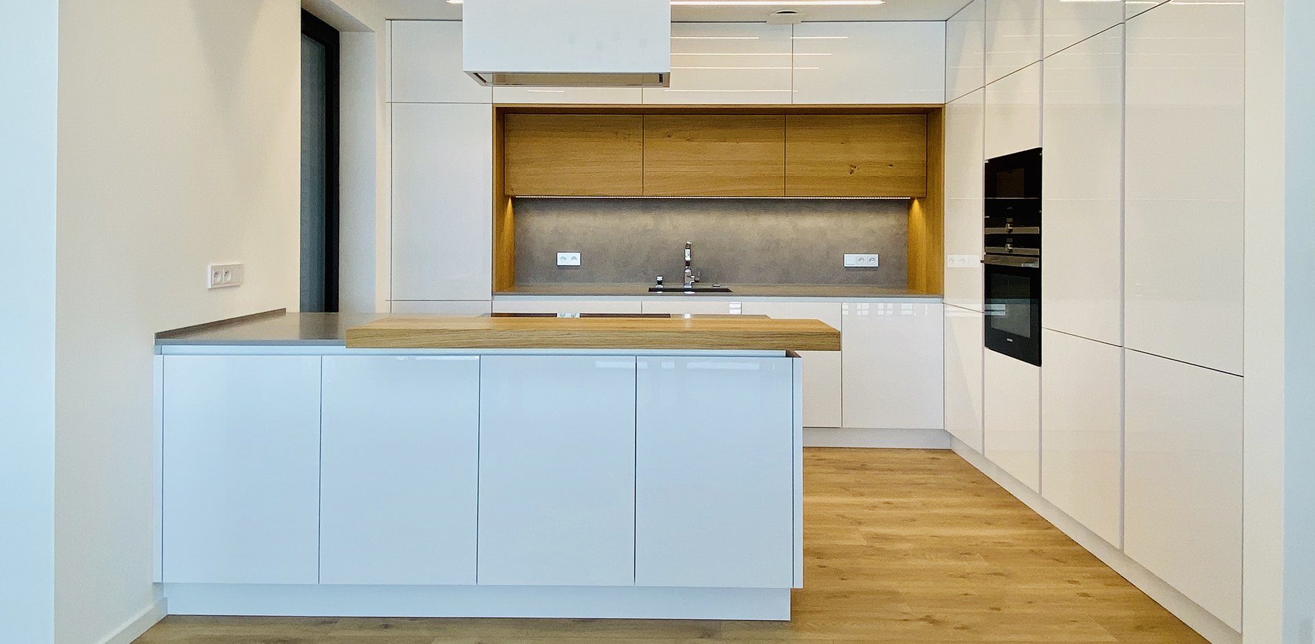 Kompletní interiér s dubovou dýhou - 1