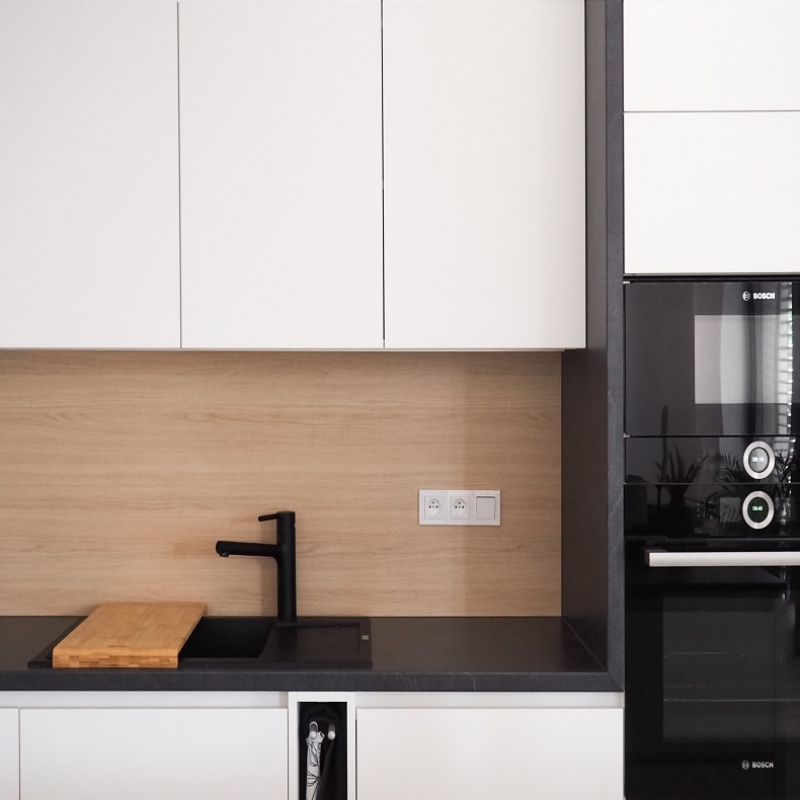 kuchyně se dřevěnou zástěnou