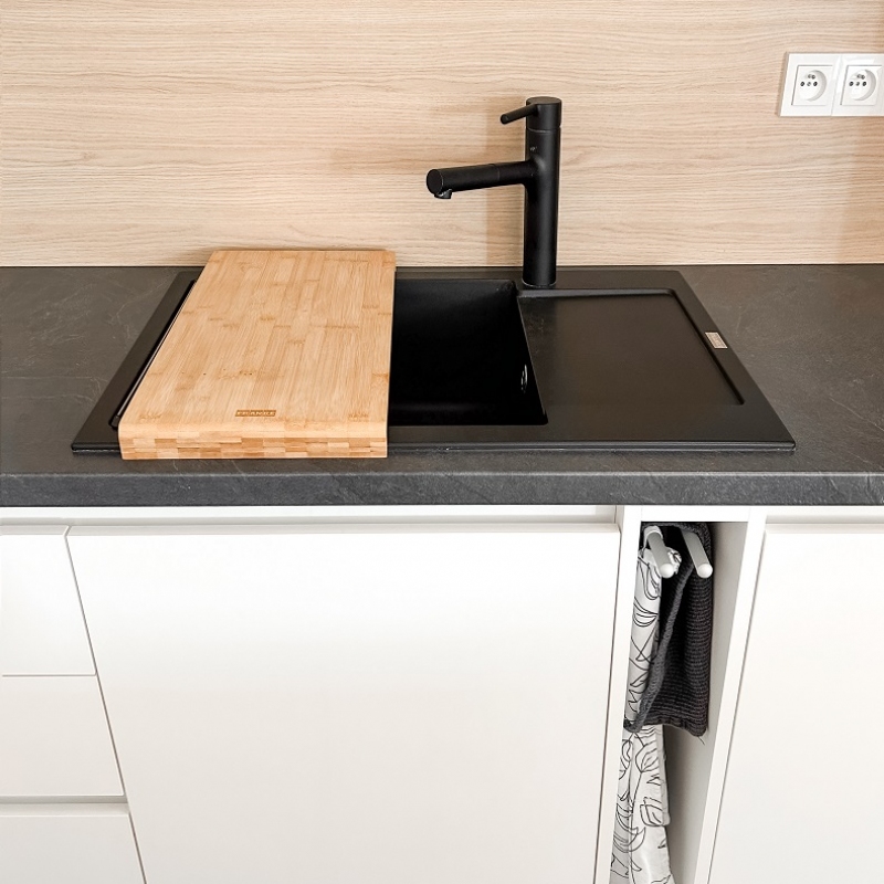 kuchyně s černým dřezem