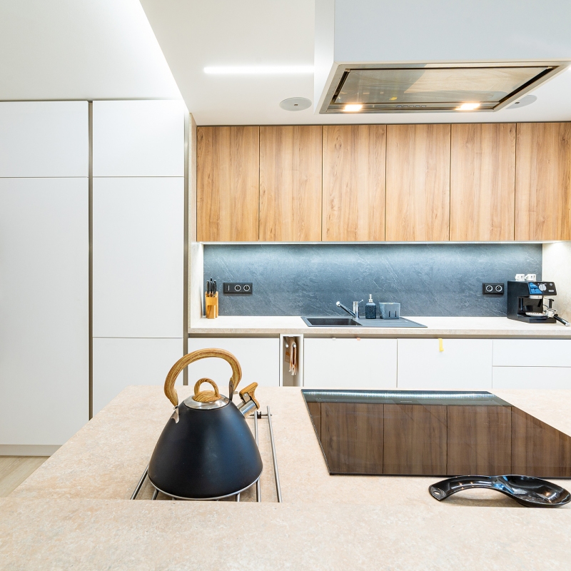 kuchyně s tmavou zástěnou 1