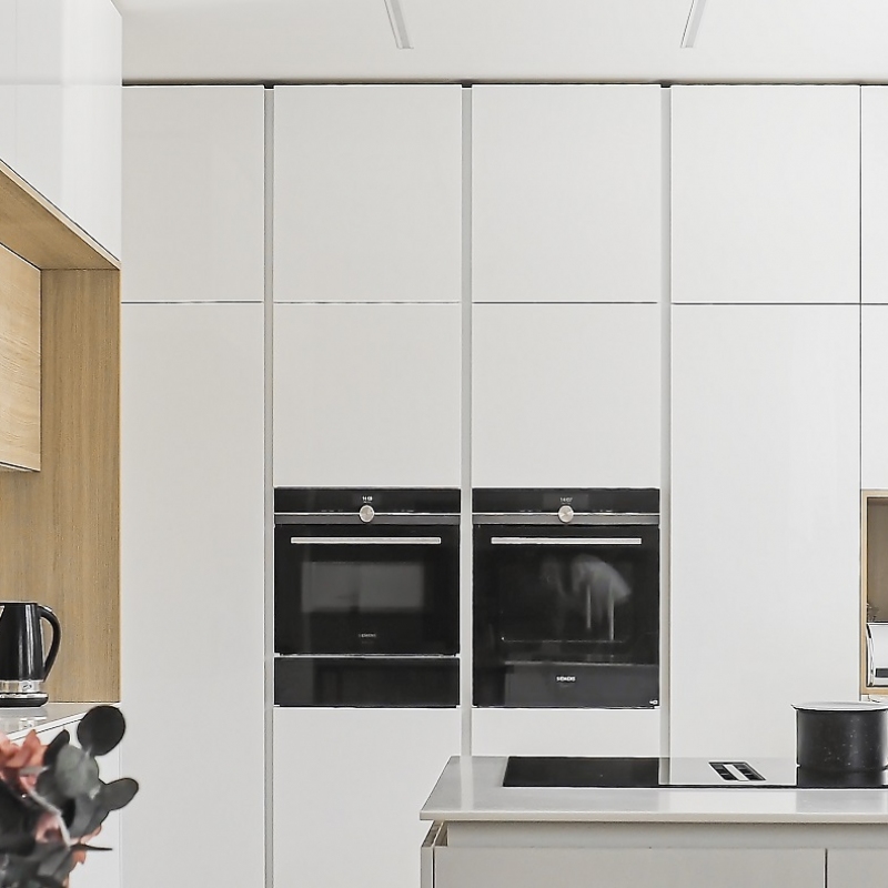 Kuchyně s vysokými skříněmi